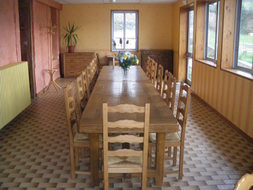 Sa vaste salle à manger donne accès direct au parc. salle à manger