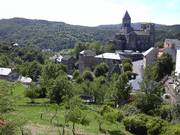 Vue sur l'église de Saint Nectaire depuis l'une des chambres. eglise de saint nectaire