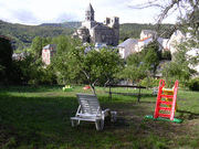 Vue sur l'église depuis le parc. parc gite