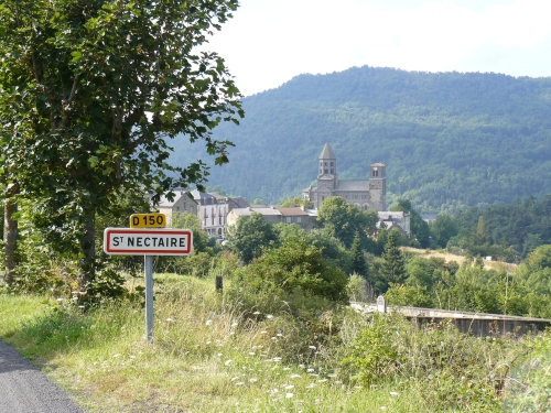 Vue sur l'église de Saint-Nectaire. saint-nectaire eglise