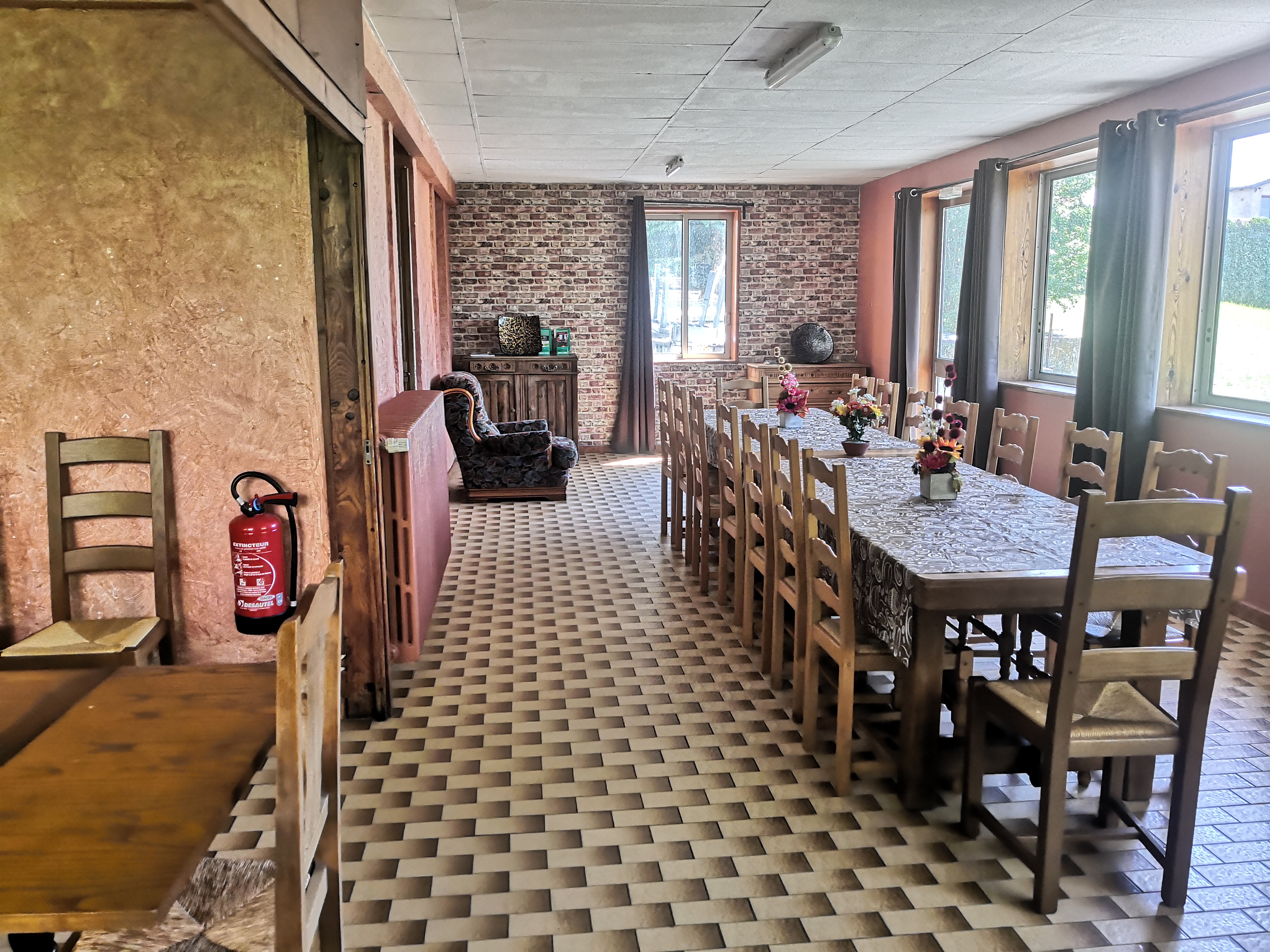 Sa vaste salle à manger donne accès direct au parc. Salle à manger